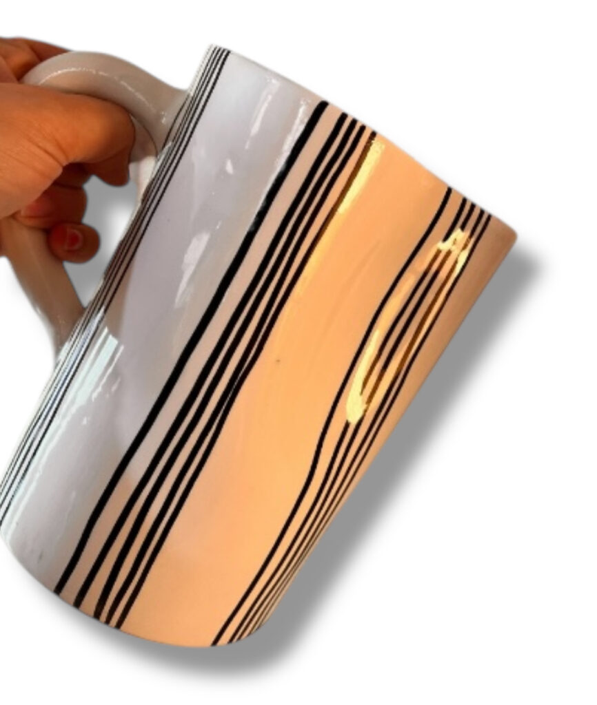 Carafe vase pichet beldi en ceramique bleu canard blanche fabriqué à la main au maroc gravure Ma Jungle Family chabichic carafe pichet Rayures marine Essaouira