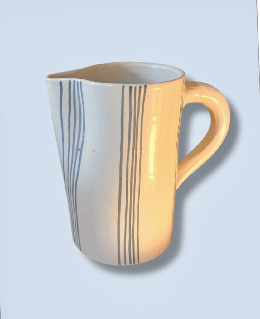 Carafe vase pichet beldi en ceramique bleu canard blanche fabriqué à la main au maroc gravure Ma Jungle Family chabichic carafe pichet Rayures marine Essaouira, bleue ciel