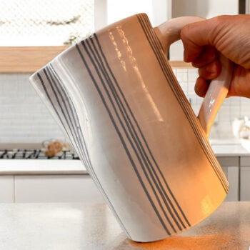 Carafe vase pichet beldi en ceramique bleu canard blanche fabriqué à la main au maroc gravure Ma Jungle Family chabichic carafe pichet Rayures marine Essaouira, bleue ciel