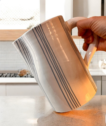 Carafe vase pichet beldi en ceramique bleu canard blanche fabriqué à la main au maroc gravure Ma Jungle Family chabichic carafe pichet Rayures marine Essaouira, bleue ciel