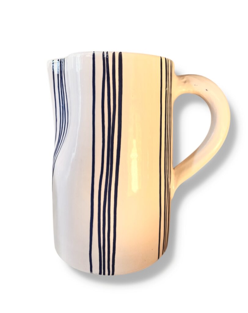Carafe vase pichet beldi en ceramique bleu canard blanche fabriqué à la main au maroc gravure Ma Jungle Family chabichic carafe pichet Rayures marine