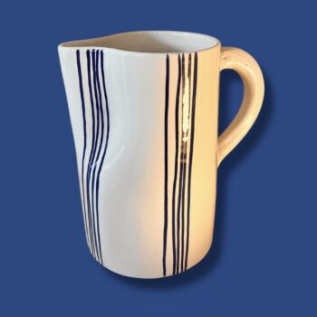 Carafe vase pichet beldi en ceramique bleu canard blanche fabriqué à la main au maroc gravure Ma Jungle Family chabichic carafe pichet Rayures marine Essaouira