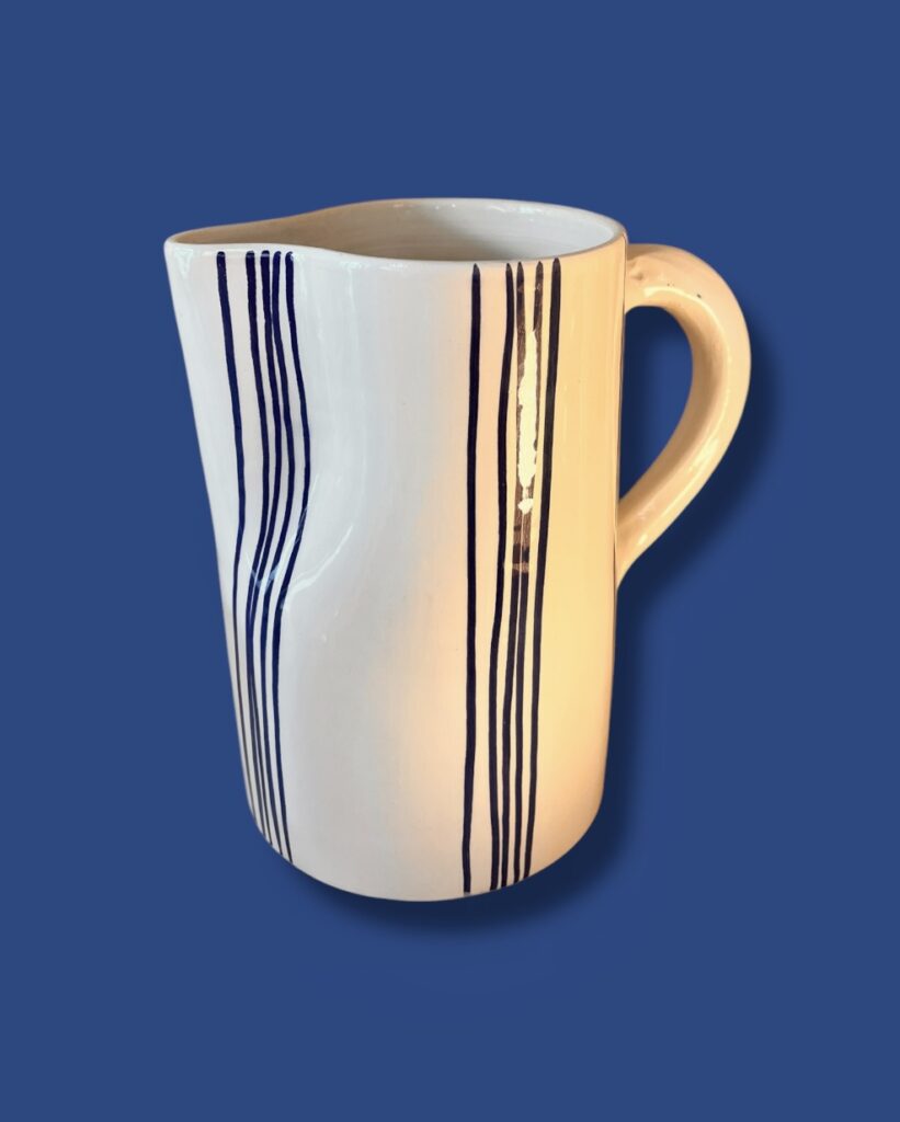 Carafe vase pichet beldi en ceramique bleu canard blanche fabriqué à la main au maroc gravure Ma Jungle Family chabichic carafe pichet Rayures marine Essaouira