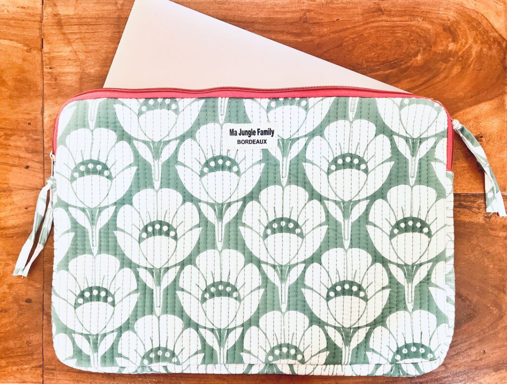 Housse d’ordinateur en coton indien matelassé avec imprimé floral block-print, format 15 pouces, faite main. Housse d’ordinateur artisanale en coton indien, motif original, utilisée pour transporter un laptop, Accessoire éthique : housse ordinateur bohème en coton imprimé, tenue à la main dans un décor naturel. Housse d’ordinateur Ma Jungle Family – coton indien artisanal – Bordeaux Fleuriste colorés hibiscus vert et orange