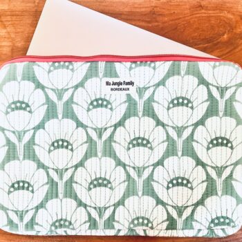 Housse d’ordinateur en coton indien matelassé avec imprimé floral block-print, format 15 pouces, faite main. Housse d’ordinateur artisanale en coton indien, motif original, utilisée pour transporter un laptop, Accessoire éthique : housse ordinateur bohème en coton imprimé, tenue à la main dans un décor naturel. Housse d’ordinateur Ma Jungle Family – coton indien artisanal – Bordeaux Fleuriste colorés hibiscus vert et orange