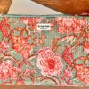 Housse d’ordinateur en coton indien matelassé avec imprimé floral block-print, format 15 pouces, faite main. Housse d’ordinateur artisanale en coton indien, motif original, utilisée pour transporter un laptop, Accessoire éthique : housse ordinateur bohème en coton imprimé, tenue à la main dans un décor naturel. Housse d’ordinateur Ma Jungle Family – coton indien artisanal – Bordeaux Fleuriste colorés hibiscus vert et orange