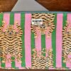 Housse d’ordinateur en coton indien matelassé avec imprimé floral block-print, format 15 pouces, faite main. Housse d’ordinateur artisanale en coton indien, motif original, utilisée pour transporter un laptop, Accessoire éthique : housse ordinateur bohème en coton imprimé, tenue à la main dans un décor naturel. Housse d’ordinateur Ma Jungle Family – coton indien artisanal – Bordeaux Fleuriste colorés hibiscus vert et orange