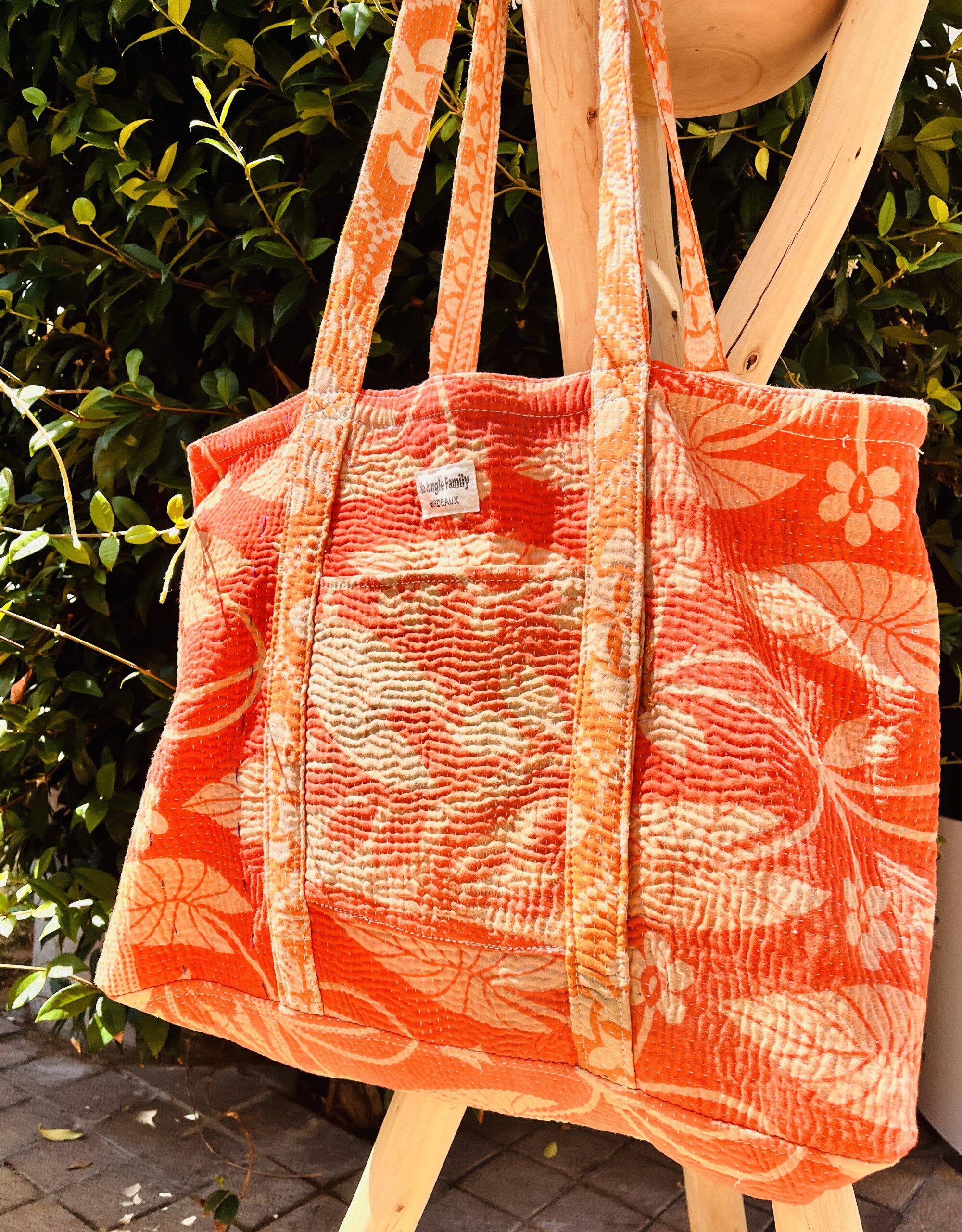 Tote bag kantha réversible en coton recyclé, cousu main à partir de saris indiens, avec poche extérieure et intérieure – modèle unique exposé en lumière naturelle. Corail