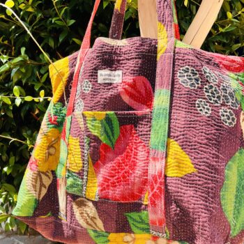 Tote bag kantha réversible en coton recyclé, cousu main à partir de saris indiens, avec poche extérieure et intérieure – modèle unique exposé en lumière naturelle.