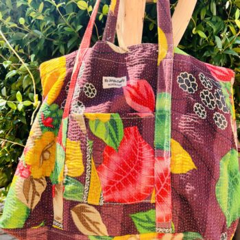 Tote bag kantha réversible en coton recyclé, cousu main à partir de saris indiens, avec poche extérieure et intérieure – modèle unique exposé en lumière naturelle. Prune