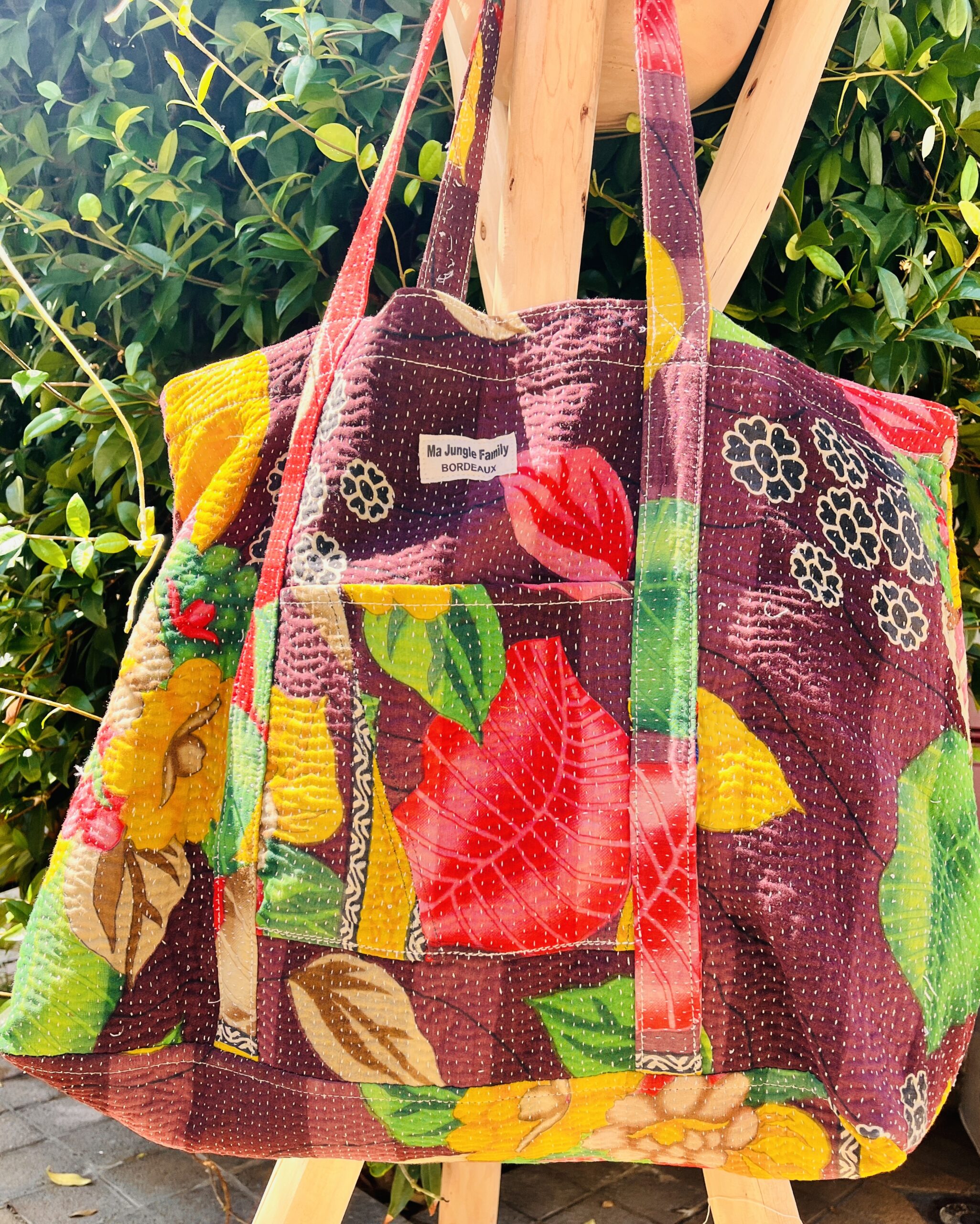 Tote bag kantha réversible en coton recyclé, cousu main à partir de saris indiens, avec poche extérieure et intérieure – modèle unique exposé en lumière naturelle. Prune