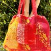 Tote bag kantha réversible en coton recyclé, cousu main à partir de saris indiens, avec poche extérieure et intérieure – modèle unique exposé en lumière naturelle.