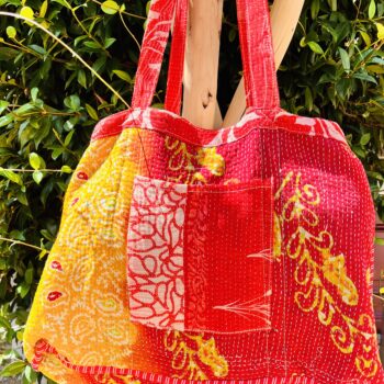 Tote bag kantha réversible en coton recyclé, cousu main à partir de saris indiens, avec poche extérieure et intérieure – modèle unique exposé en lumière naturelle.