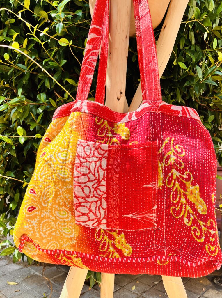 Tote bag kantha réversible en coton recyclé, cousu main à partir de saris indiens, avec poche extérieure et intérieure – modèle unique exposé en lumière naturelle.
