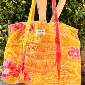 Tote bag kantha réversible en coton recyclé, cousu main à partir de saris indiens, avec poche extérieure et intérieure – modèle unique exposé en lumière naturelle.