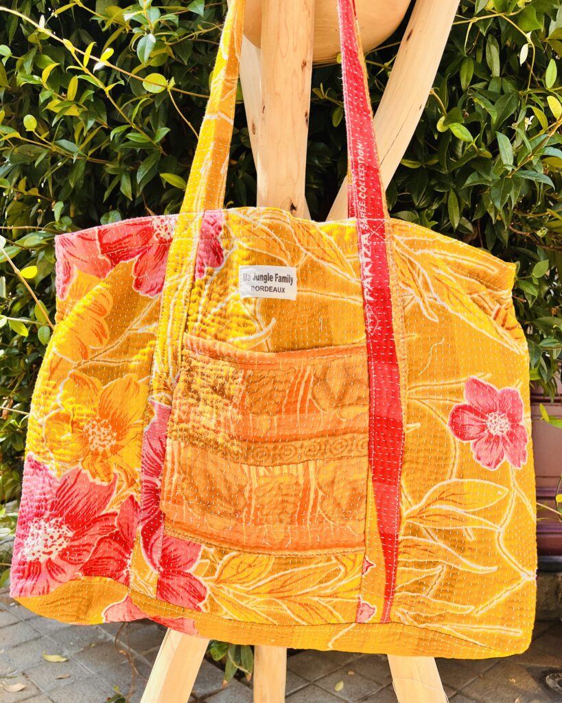 Tote bag kantha réversible en coton recyclé, cousu main à partir de saris indiens, avec poche extérieure et intérieure – modèle unique exposé en lumière naturelle.