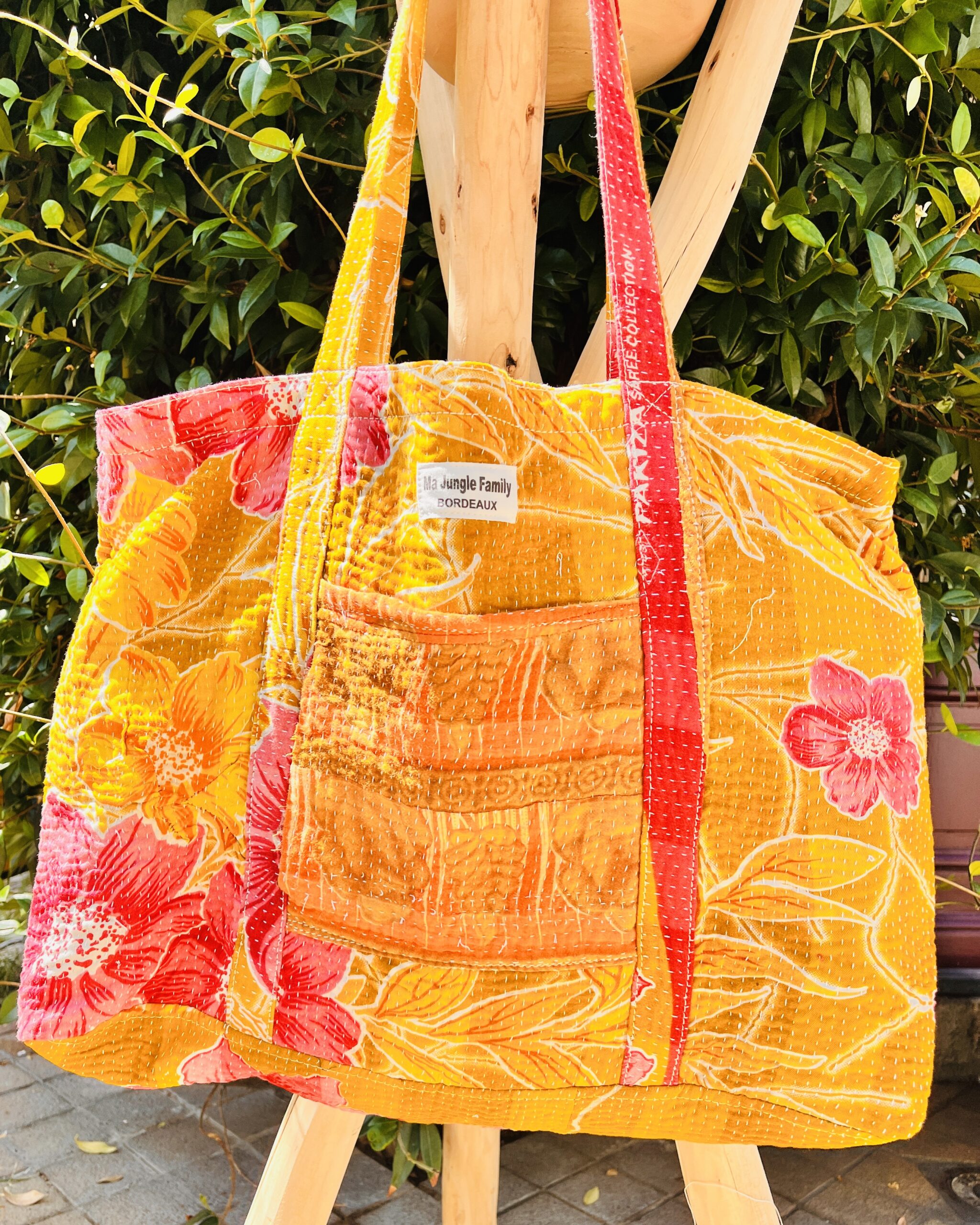Tote bag kantha réversible en coton recyclé, cousu main à partir de saris indiens, avec poche extérieure et intérieure – modèle unique exposé en lumière naturelle.