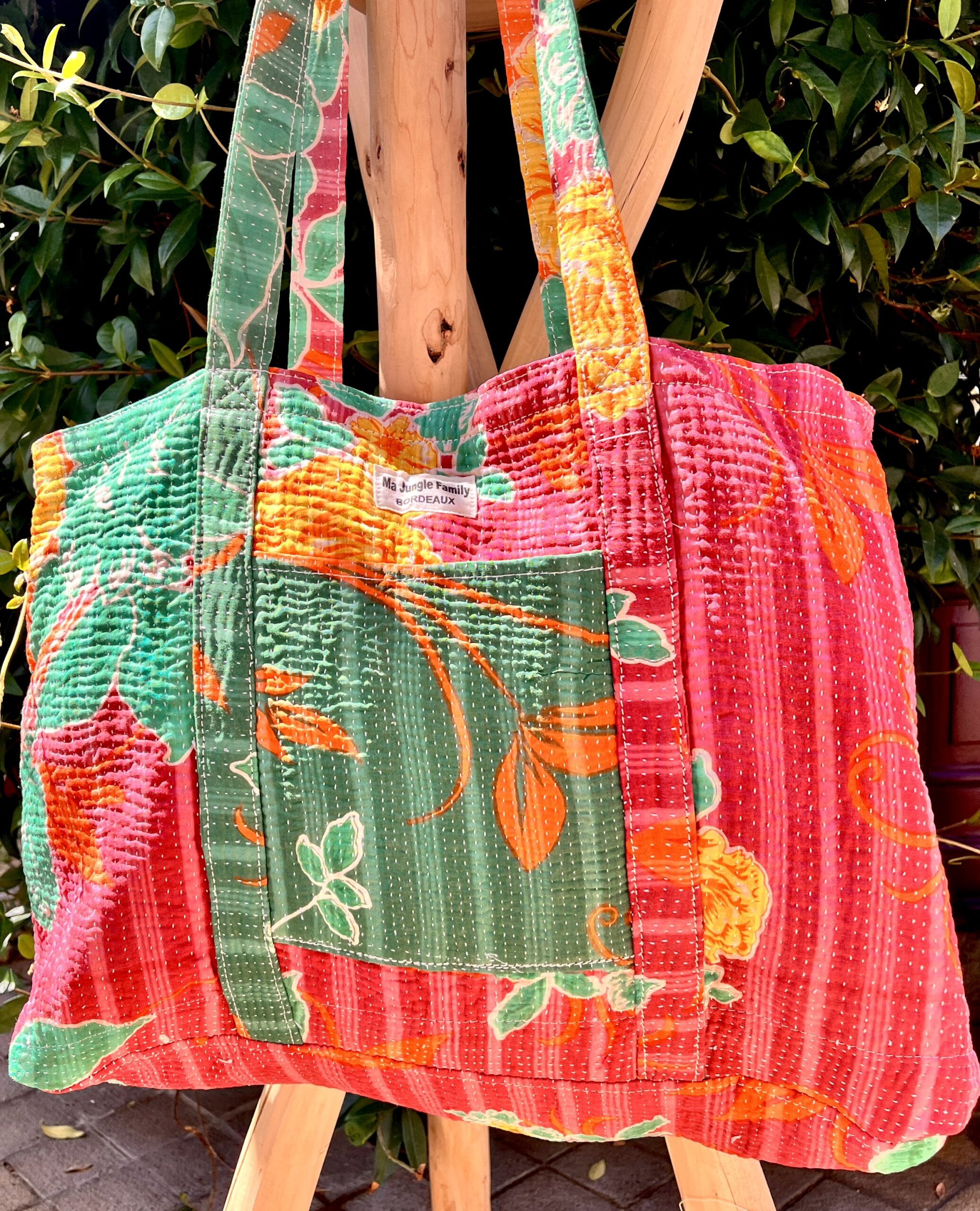 Tote bag kantha réversible en coton recyclé, cousu main à partir de saris indiens, avec poche extérieure et intérieure – modèle unique exposé en lumière naturelle.
