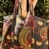 Tote bag kantha réversible en coton recyclé, cousu main à partir de saris indiens, avec poche extérieure et intérieure – modèle unique exposé en lumière naturelle.