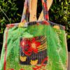 Tote bag kantha réversible en coton recyclé, cousu main à partir de saris indiens, avec poche extérieure et intérieure – modèle unique exposé en lumière naturelle.