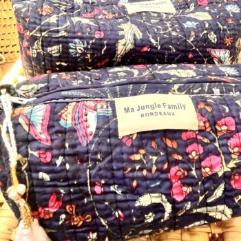 trousse de toilette en coton indien bleu nuit imprime blockprint fleuri matelasse moutarde pompon Jaipur Ma Jungle Family violet