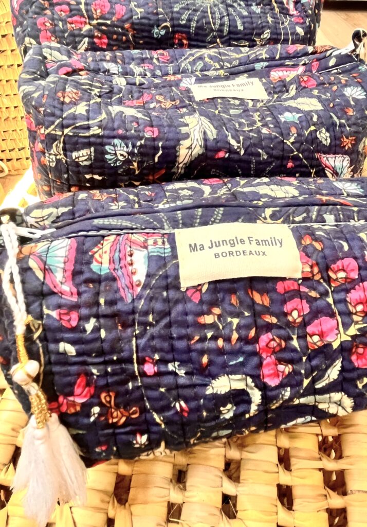 trousse de toilette en coton indien bleu nuit imprime blockprint fleuri matelasse moutarde pompon Jaipur Ma Jungle Family violet