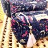trousse de toilette en coton indien bleu nuit imprime blockprint fleuri matelasse moutarde pompon Jaipur Ma Jungle Family violet Marine papillon