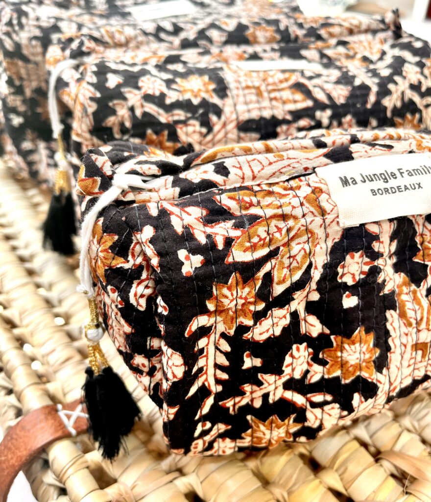 trousse de toilette en coton indien bleu nuit imprime blockprint fleuri matelasse moutarde pompon Jaipur Ma Jungle Family violet noir beige bagru