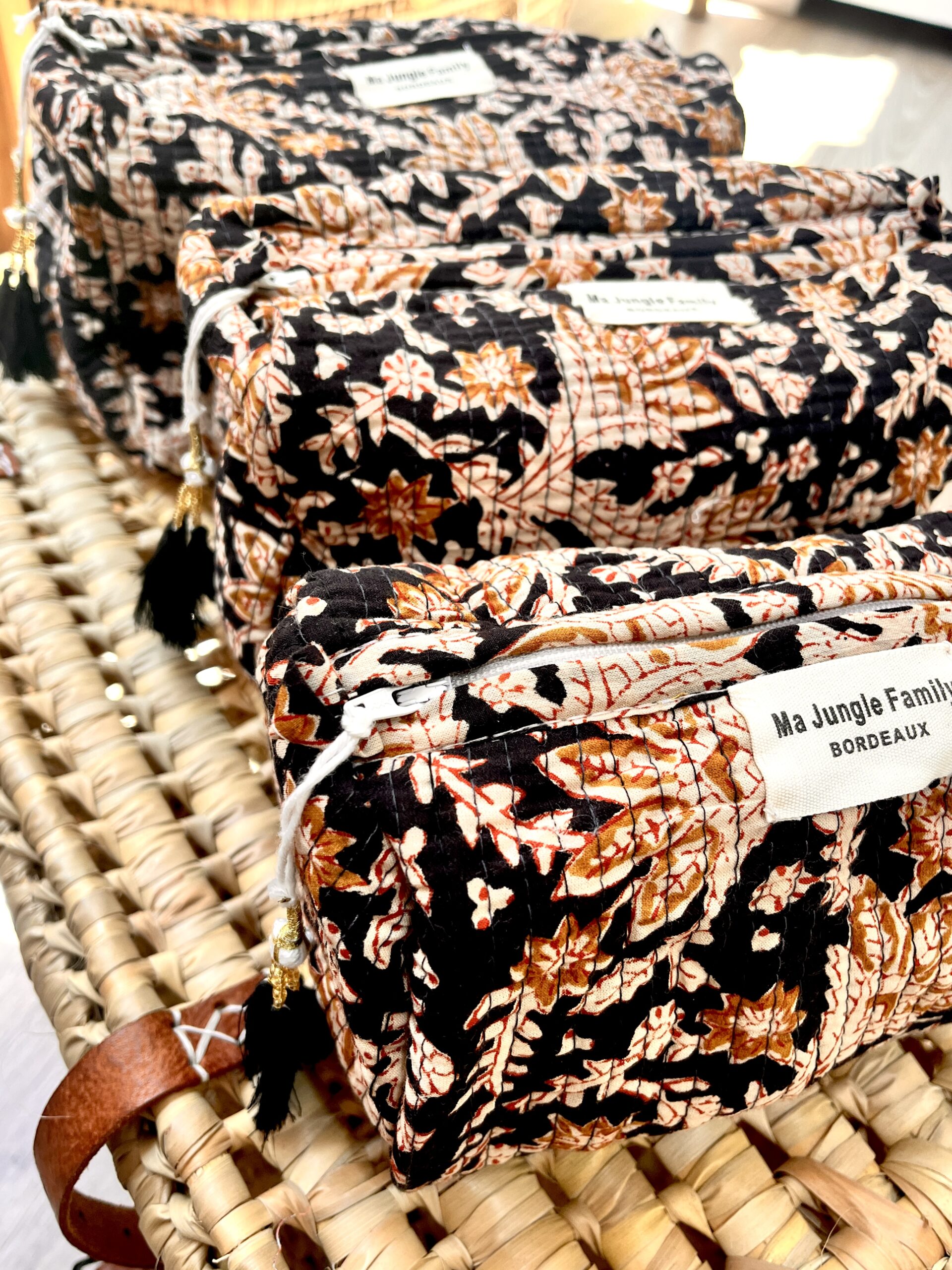 trousse de toilette en coton indien bleu nuit imprime blockprint fleuri matelasse moutarde pompon Jaipur Ma Jungle Family violet Black noir, beige rouge bagru