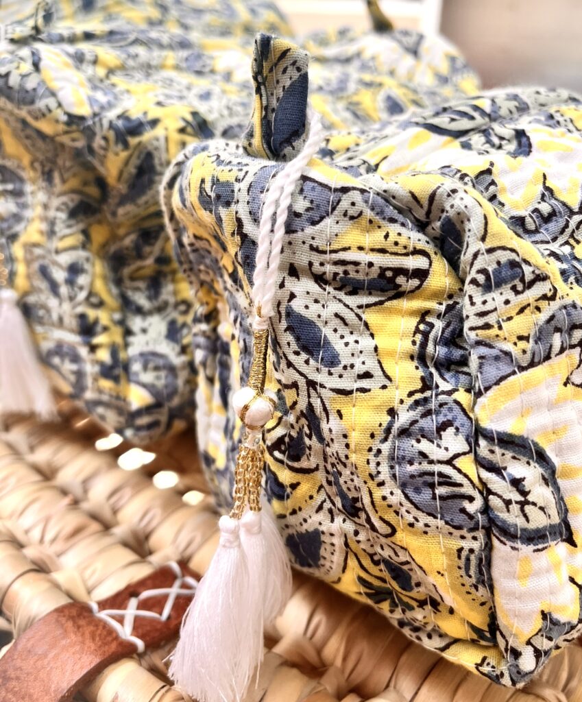 trousse de toilette en coton indien bleu nuit imprime blockprint fleuri matelasse moutarde pompon Jaipur Ma Jungle Family violet Plume