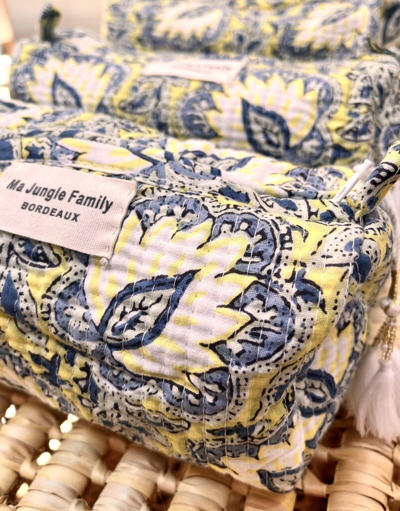 trousse de toilette en coton indien bleu nuit imprime blockprint fleuri matelasse moutarde pompon Jaipur Ma Jungle Family violet Plume bleue jaune