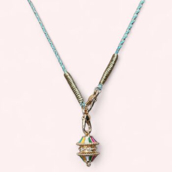 Collier talisman Mantra Doré : pendentif en émail plaqué or monté sur cordon torsadé bleu et doré, multicolore avec pierre semi-précieuse – fait main en Inde. Mya bay. Ma Jungle Family