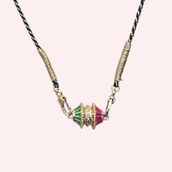 Collier talisman Mantra Doré : pendentif en émail plaqué or monté sur cordon torsadé bleu et doré, multicolore avec pierre semi-précieuse – fait main en Inde. Mya bay. Ma Jungle Family