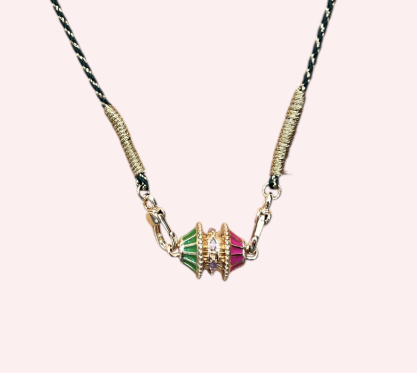Collier talisman Mantra Doré : pendentif en émail plaqué or monté sur cordon torsadé bleu et doré, multicolore avec pierre semi-précieuse – fait main en Inde. Mya bay. Ma Jungle Family