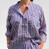 Cet ensemble unique associe le charme de l’artisanat indien et le savoir-faire de notre atelier bordelais. La chemise à col Mao, élégamment boutonnée avec de sublimes boutons en nacre, est imprimée à la main selon la technique ancestrale du block print en Inde. Le short assorti reprend les mêmes imprimés et se distingue par ses finitions soignées : poches latérales et arrières, petits boutons délicats sur les côtés, cuisses en nacre… chaque détail compte. Un look à la fois décontracté et raffiné, pensé pour celles qui aiment porter des pièces uniques, responsables et empreintes de voyage. Créé avec amour à Bordeaux, fabriqué à la main entre ici et ailleurs. Tissu fleuri vert et rose, rayures bleues