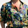 Cet ensemble unique associe le charme de l’artisanat indien et le savoir-faire de notre atelier bordelais. La chemise à col Mao, élégamment boutonnée avec de sublimes boutons en nacre, est imprimée à la main selon la technique ancestrale du block print en Inde. Le short assorti reprend les mêmes imprimés et se distingue par ses finitions soignées : poches latérales et arrières, petits boutons délicats sur les côtés, cuisses en nacre… chaque détail compte. Un look à la fois décontracté et raffiné, pensé pour celles qui aiment porter des pièces uniques, responsables et empreintes de voyage. Créé avec amour à Bordeaux, fabriqué à la main entre ici et ailleurs. Tissu fleuri vert et rose, marine