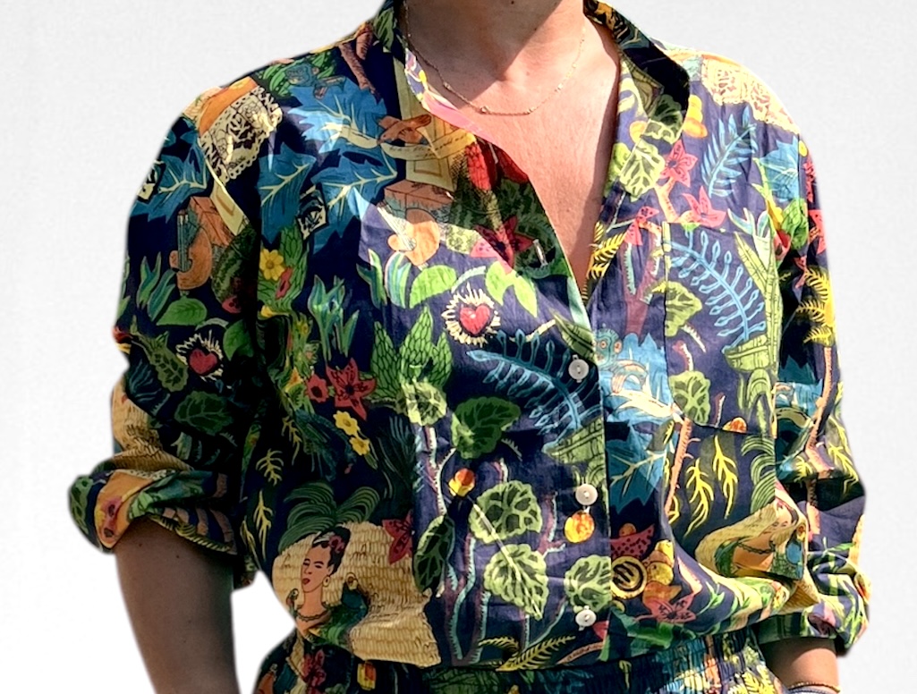 Cet ensemble unique associe le charme de l’artisanat indien et le savoir-faire de notre atelier bordelais. La chemise à col Mao, élégamment boutonnée avec de sublimes boutons en nacre, est imprimée à la main selon la technique ancestrale du block print en Inde. Le short assorti reprend les mêmes imprimés et se distingue par ses finitions soignées : poches latérales et arrières, petits boutons délicats sur les côtés, cuisses en nacre… chaque détail compte. Un look à la fois décontracté et raffiné, pensé pour celles qui aiment porter des pièces uniques, responsables et empreintes de voyage. Créé avec amour à Bordeaux, fabriqué à la main entre ici et ailleurs. Tissu fleuri vert et rose, marine