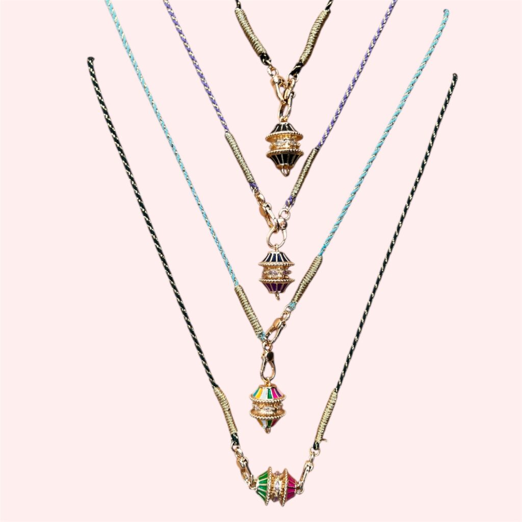 Collier talisman Mantra Doré : pendentif en émail plaqué or monté sur cordon torsadé bleu et doré, multicolore avec pierre semi-précieuse – fait main en Inde. Mya bay. Ma Jungle Family