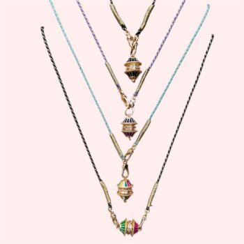 Collier talisman Mantra Doré : pendentif en émail plaqué or monté sur cordon torsadé bleu et doré, multicolore avec pierre semi-précieuse – fait main en Inde. Mya bay. Ma Jungle Family