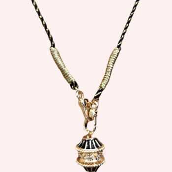 Collier talisman Mantra Doré : pendentif en émail plaqué or monté sur cordon torsadé bleu et doré, multicolore avec pierre semi-précieuse – fait main en Inde. Mya bay. Ma Jungle Family