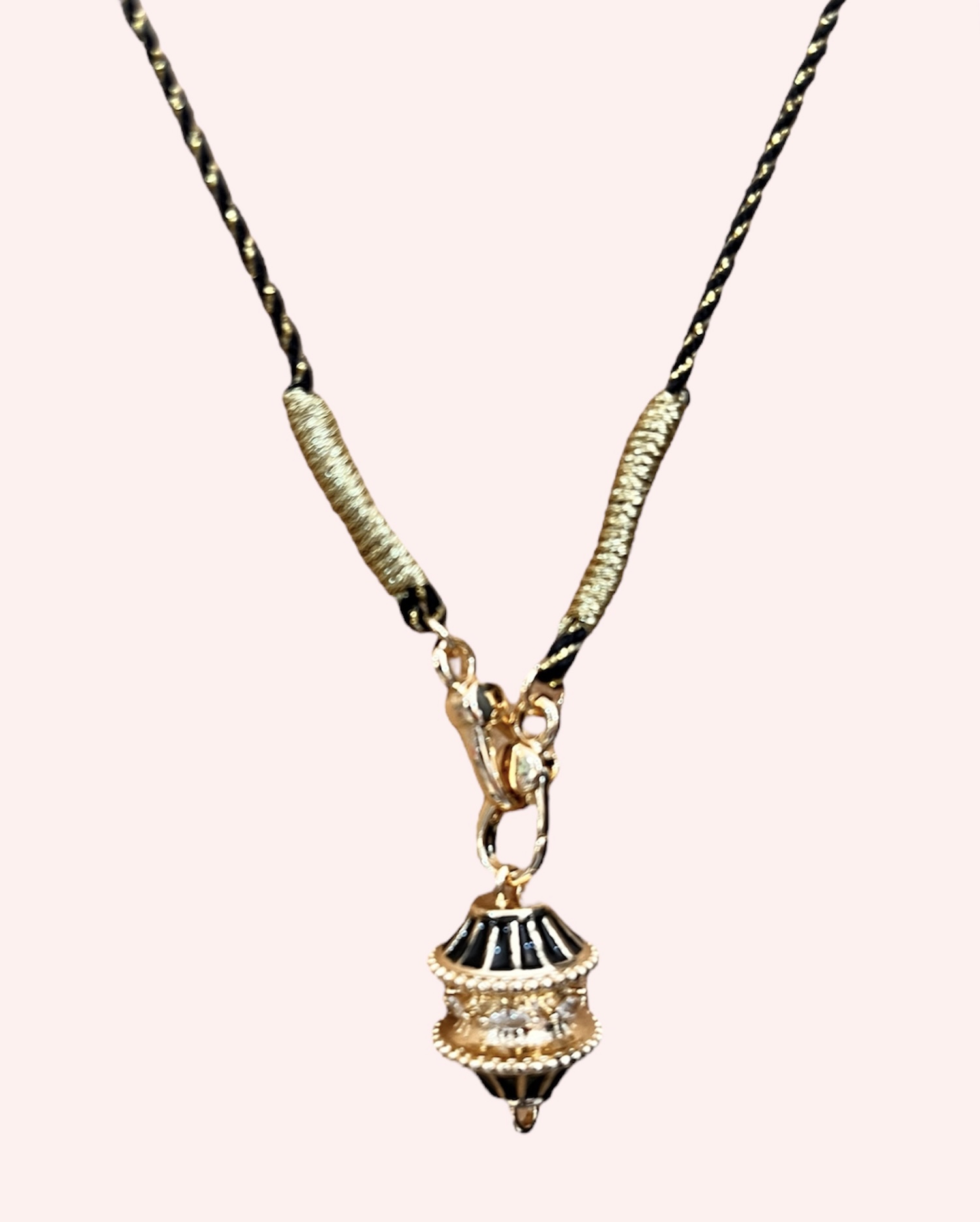 Collier talisman Mantra Doré : pendentif en émail plaqué or monté sur cordon torsadé bleu et doré, multicolore avec pierre semi-précieuse – fait main en Inde. Mya bay. Ma Jungle Family