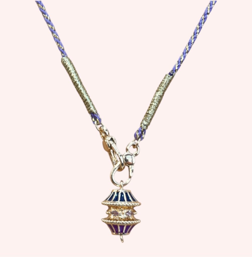Collier talisman Mantra Doré : pendentif en émail plaqué or monté sur cordon torsadé bleu et doré, multicolore, violet, noir, rose et vert avec pierre semi-précieuse – fait main en Inde. Mya bay. Ma Jungle Family