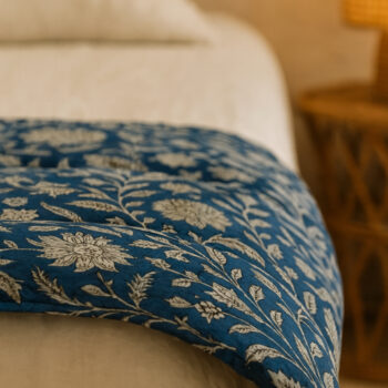 courtepointe edredon sofa cover, bout de lit, safran jaune moutarde, coton indien fleuri tres doux soyuex imprimé au blockprint en inde a jaipur Ma jungle family bleu Ibiza santorin