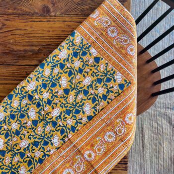 Nappe en coton indien imprimée au blockprint a Jaipur en Inde, fleur tulipes jaune orange bleu marine Ma Jungle Family
