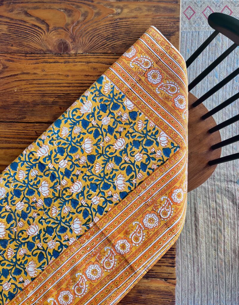 Nappe en coton indien imprimée au blockprint a Jaipur en Inde, fleur tulipes jaune orange bleu marine Ma Jungle Family