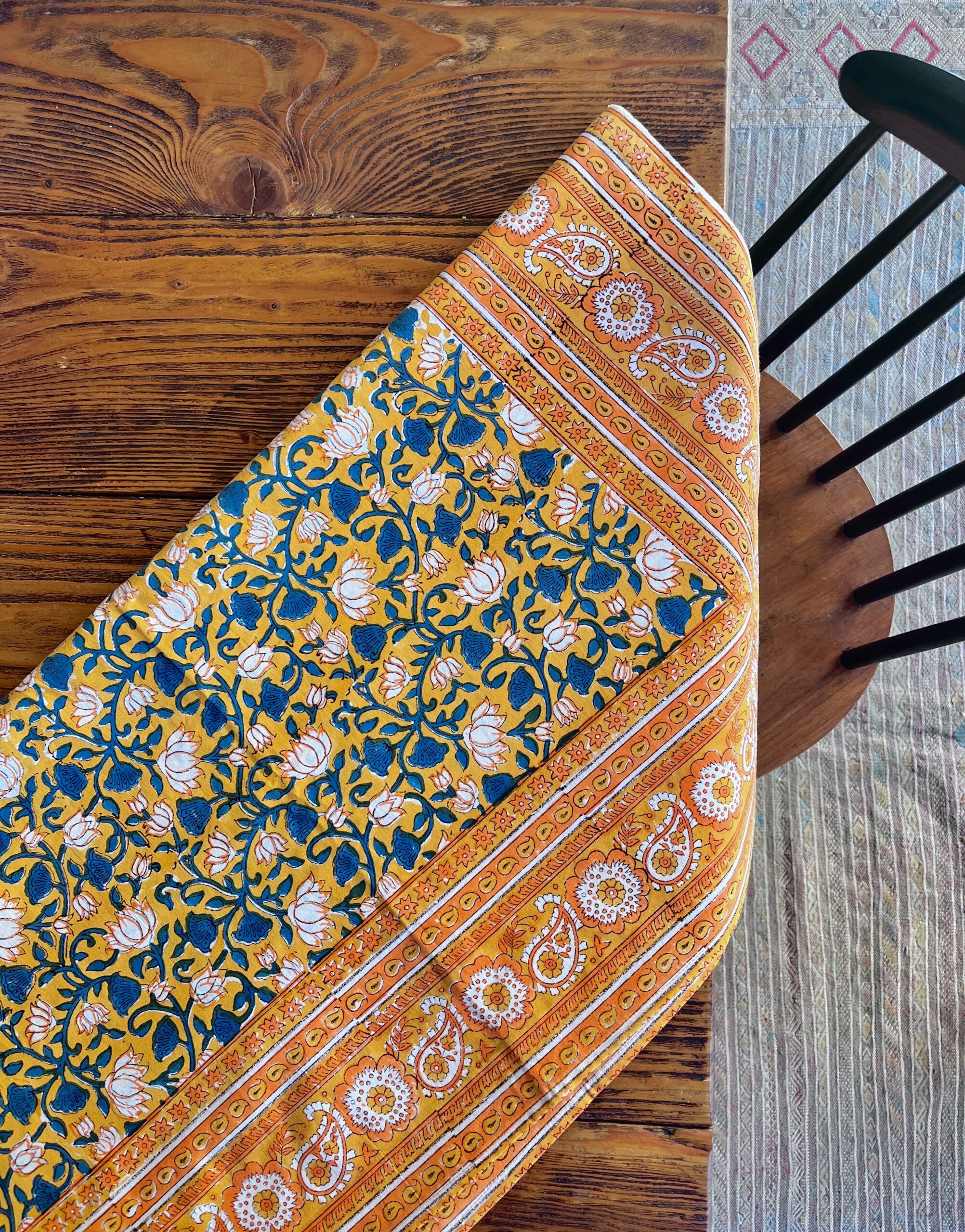 Nappe en coton indien imprimée au blockprint a Jaipur en Inde, fleur tulipes jaune orange bleu marine Ma Jungle Family