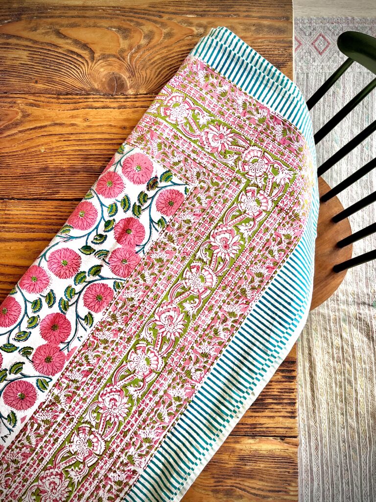 Nappe en coton indien imprimée au blockprint a Jaipur en Inde, fleur coquelicot, saumon, rayures vertes Ma Jungle Family