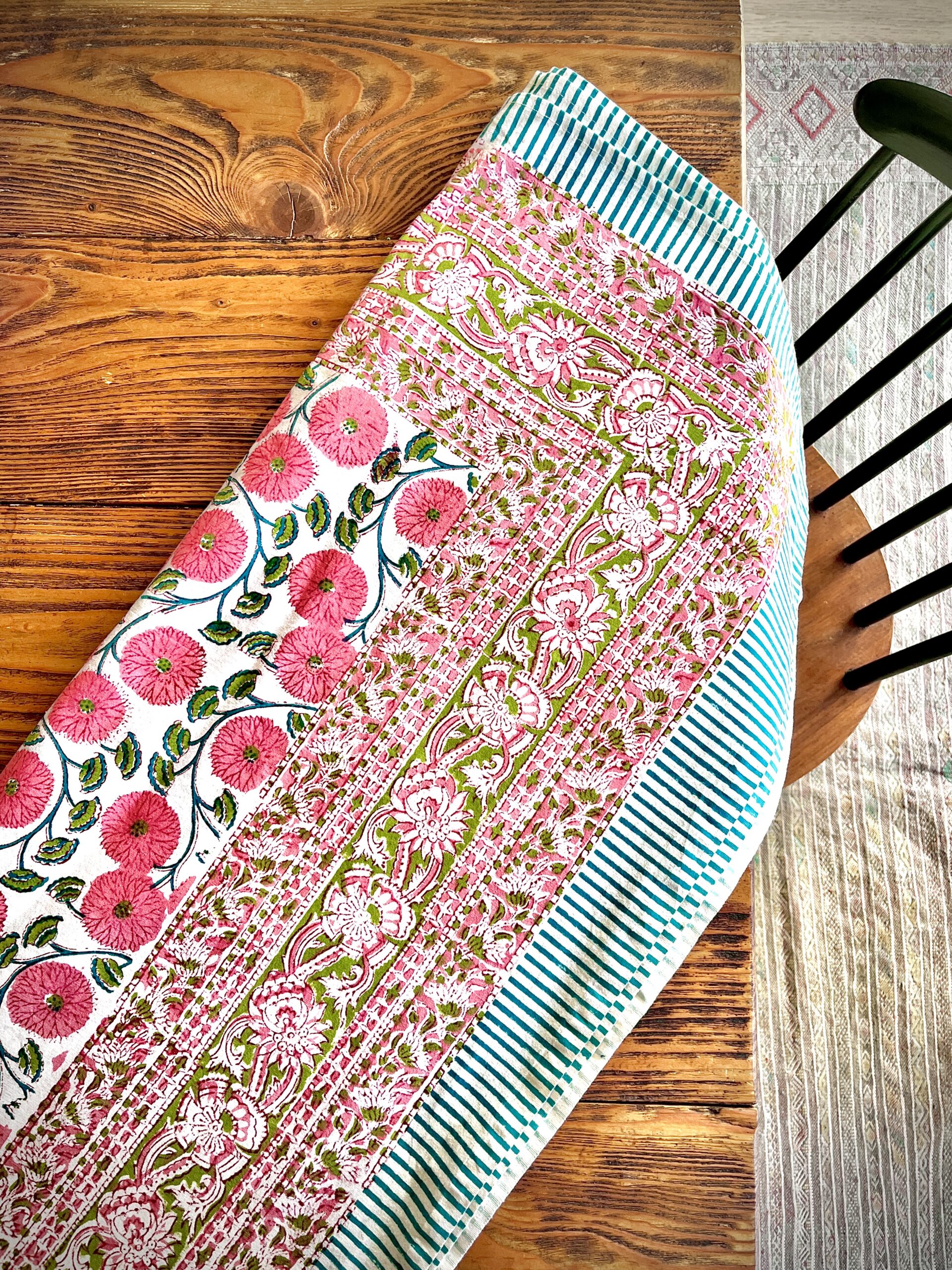 Nappe en coton indien imprimée au blockprint a Jaipur en Inde, fleur coquelicot, saumon, rayures vertes Ma Jungle Family