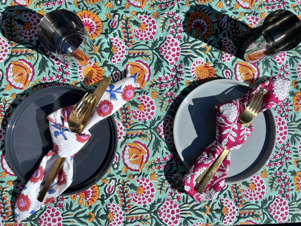 Nappe en coton indien imprimée au blockprint a Jaipur en Inde, fleur tulipes jaune orange bleu marine Ma Jungle Family