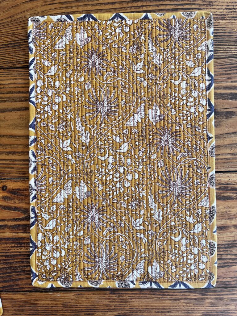 set de table matelassé coton indien fait main a jaipur motif fleuri au blockprint vert émeraude violet fleurs rose fluo Ma Jungle Family Bleu nuit fleur de dahlia rouge, noir et blanc, réversible, turquoise, bleu clair, orange, ocre